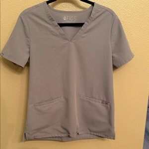 Figs Women's Short Sleeve V-Neck Top in Gray